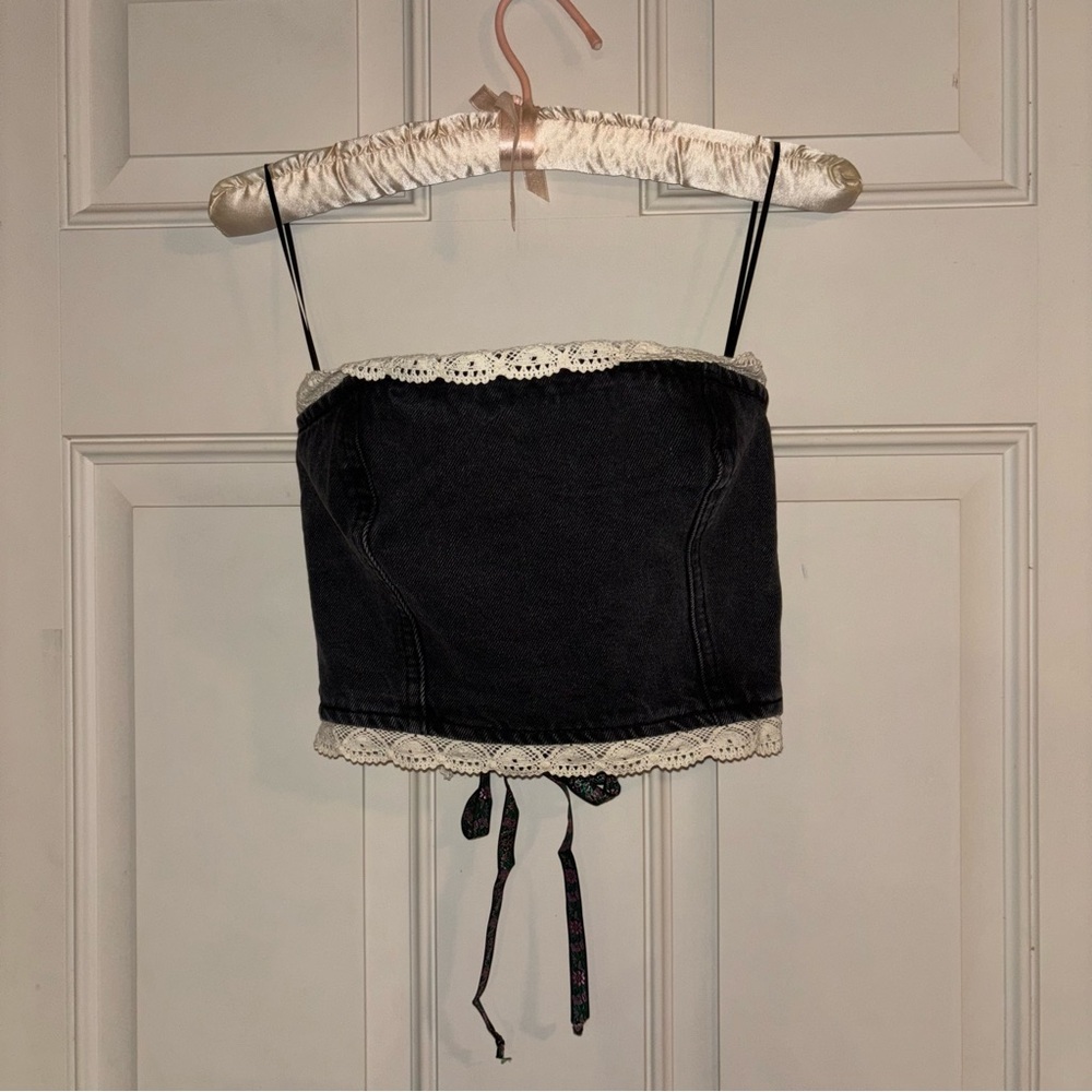 Karlie Lace Trim Denim Tube Top
EDIKTED